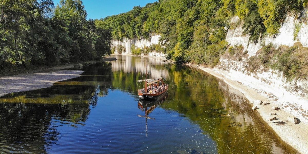 Gabare Norbert entre les falaises - Visites en Périgord