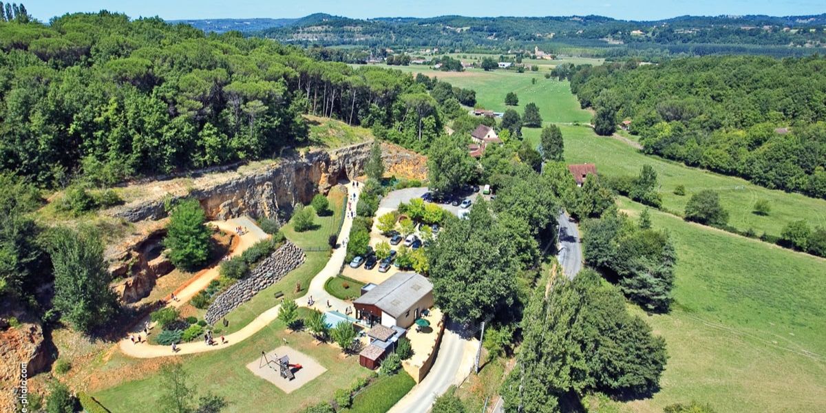 vue aérienne de la Grotte de Maxange - Visites en Périgord